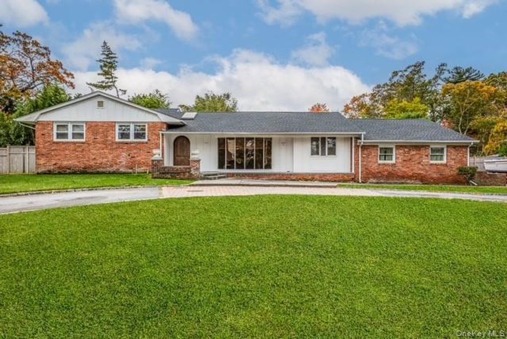 6 Beverly Rd., Oakdale, NY 11769