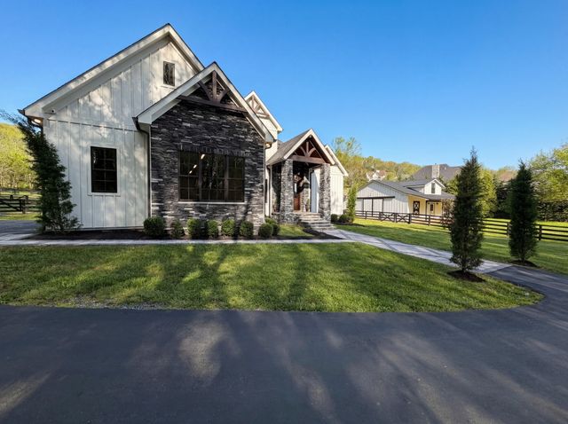 4450 Savage Pointe Dr, Franklin, TN 37064