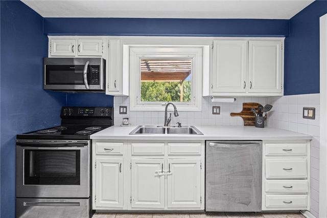 22 Pinebriar Drive, Greece, NY 14616
