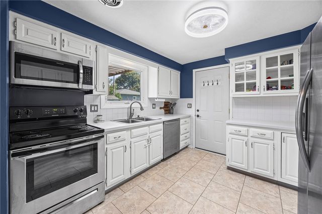22 Pinebriar Drive, Greece, NY 14616