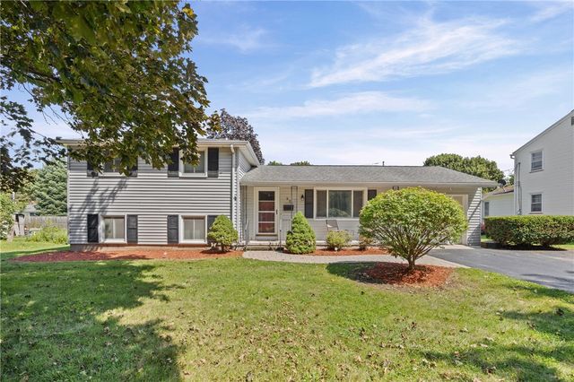 22 Pinebriar Drive, Greece, NY 14616
