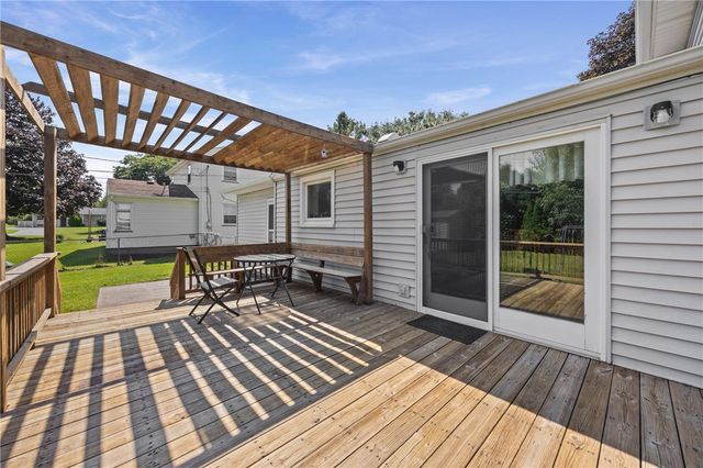 22 Pinebriar Drive, Greece, NY 14616