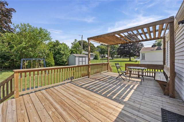 22 Pinebriar Drive, Greece, NY 14616