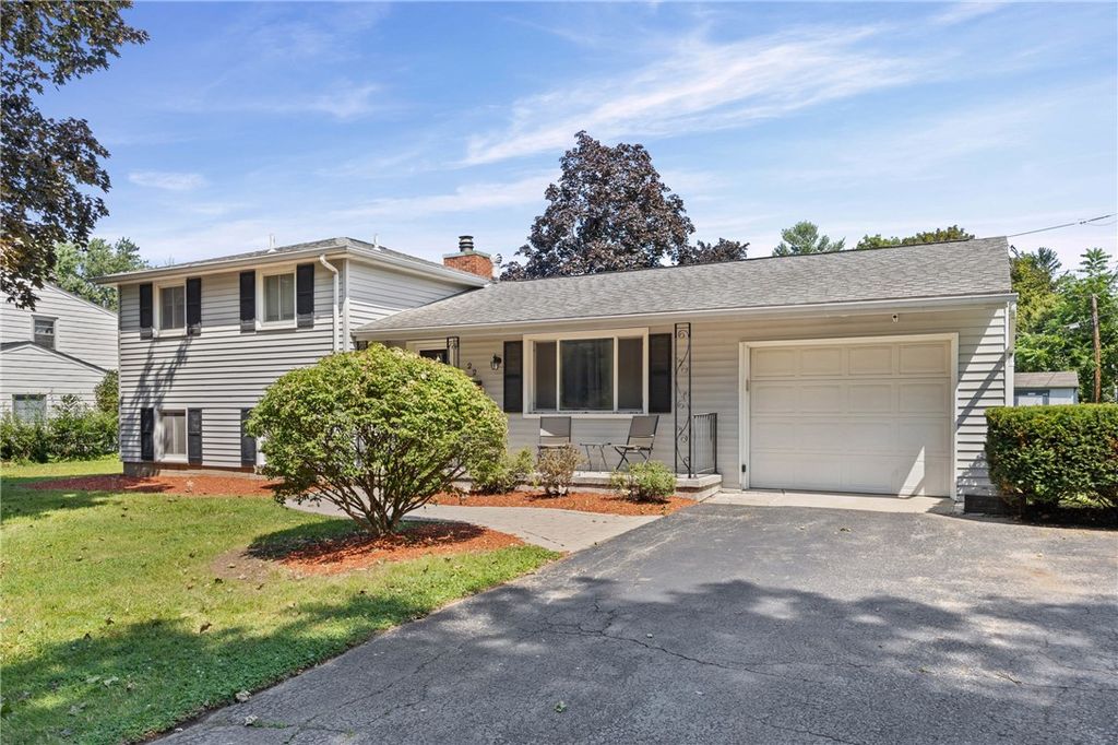 22 Pinebriar Drive, Greece, NY 14616