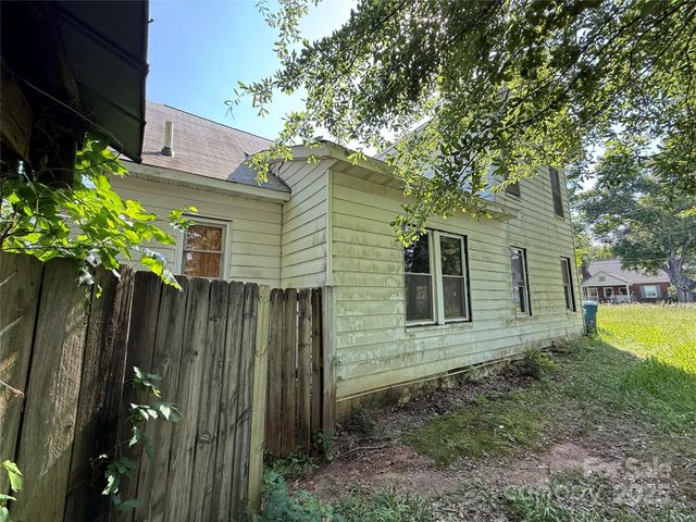 1445 33rd Street SW, Hickory, NC 28602