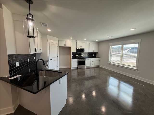 15 N Banner Avenue, Farmington, AR 72730