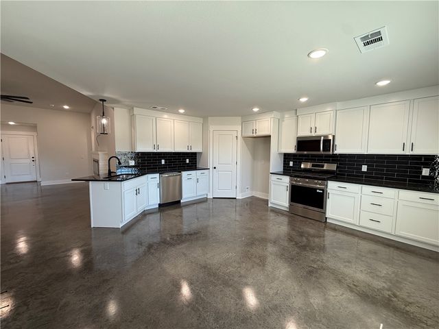 15 N Banner Avenue, Farmington, AR 72730