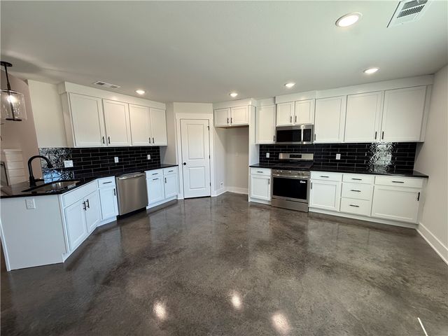 15 N Banner Avenue, Farmington, AR 72730