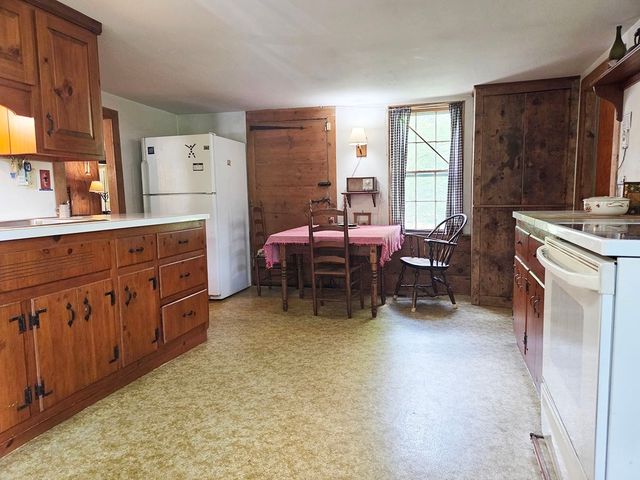 24 Brookfield Rd, Brimfield, MA 01010