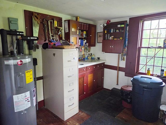 24 Brookfield Rd, Brimfield, MA 01010
