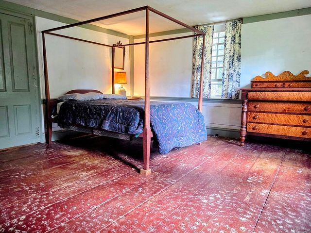 24 Brookfield Rd, Brimfield, MA 01010