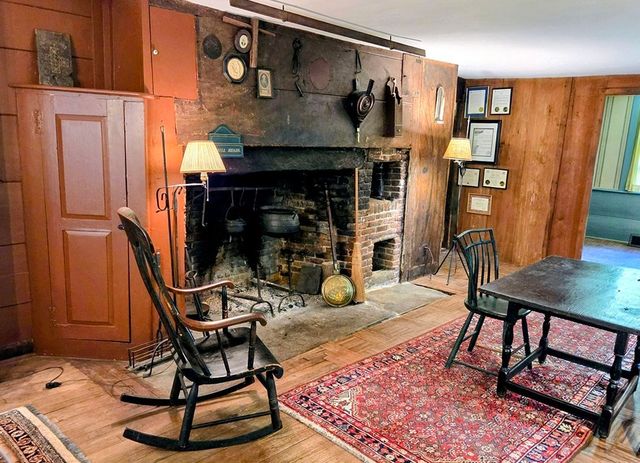 24 Brookfield Rd, Brimfield, MA 01010