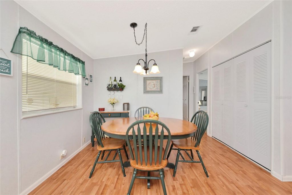 Image 11 of property listing at 804 50TH C AVENUE E, Bradenton, FL 34203