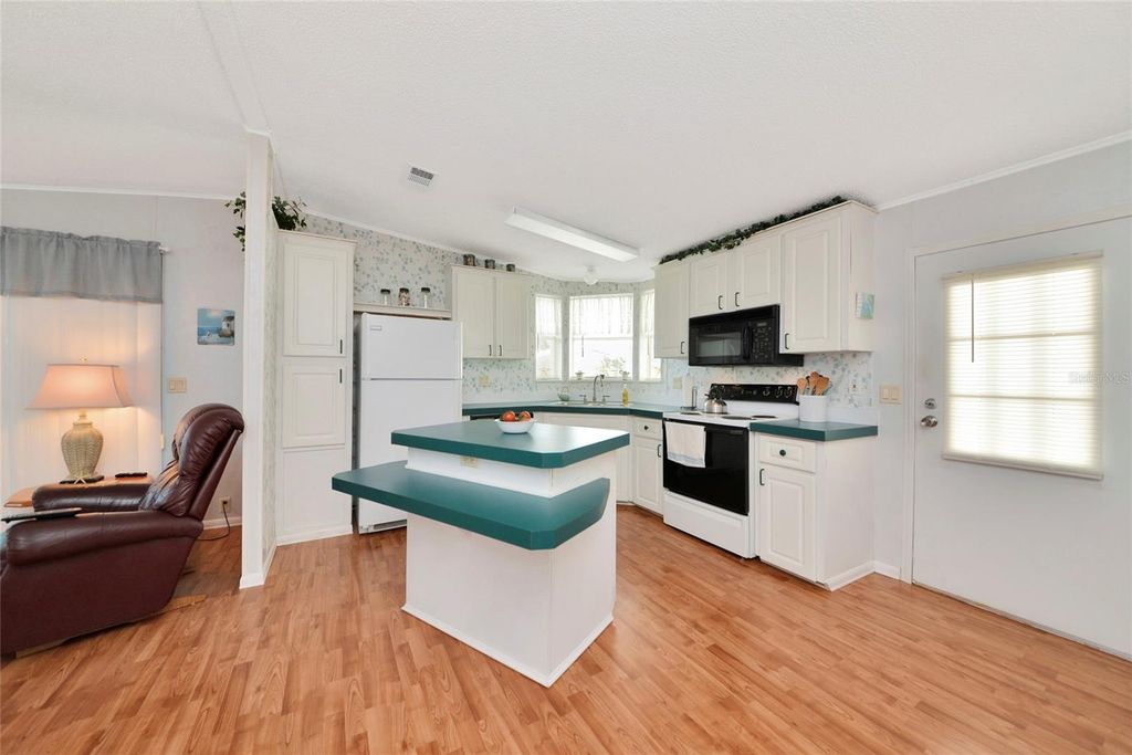 Image 13 of property listing at 804 50TH C AVENUE E, Bradenton, FL 34203