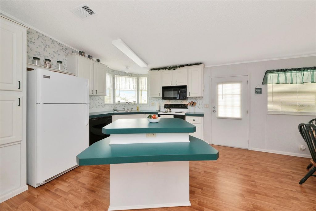 Image 14 of property listing at 804 50TH C AVENUE E, Bradenton, FL 34203