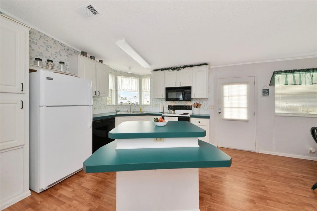 Image 15 of property listing at 804 50TH C AVENUE E, Bradenton, FL 34203