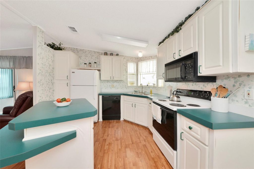 Image 16 of property listing at 804 50TH C AVENUE E, Bradenton, FL 34203