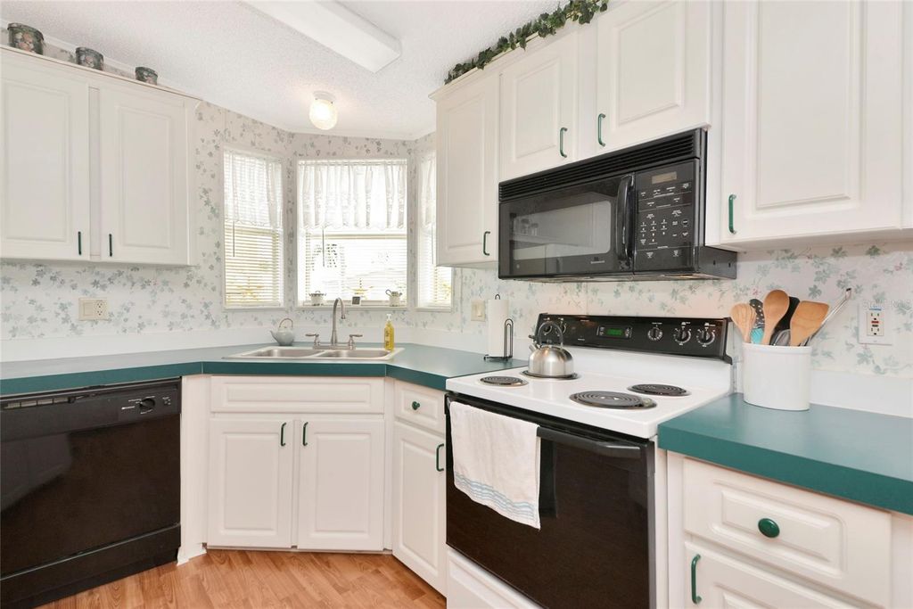 Image 18 of property listing at 804 50TH C AVENUE E, Bradenton, FL 34203