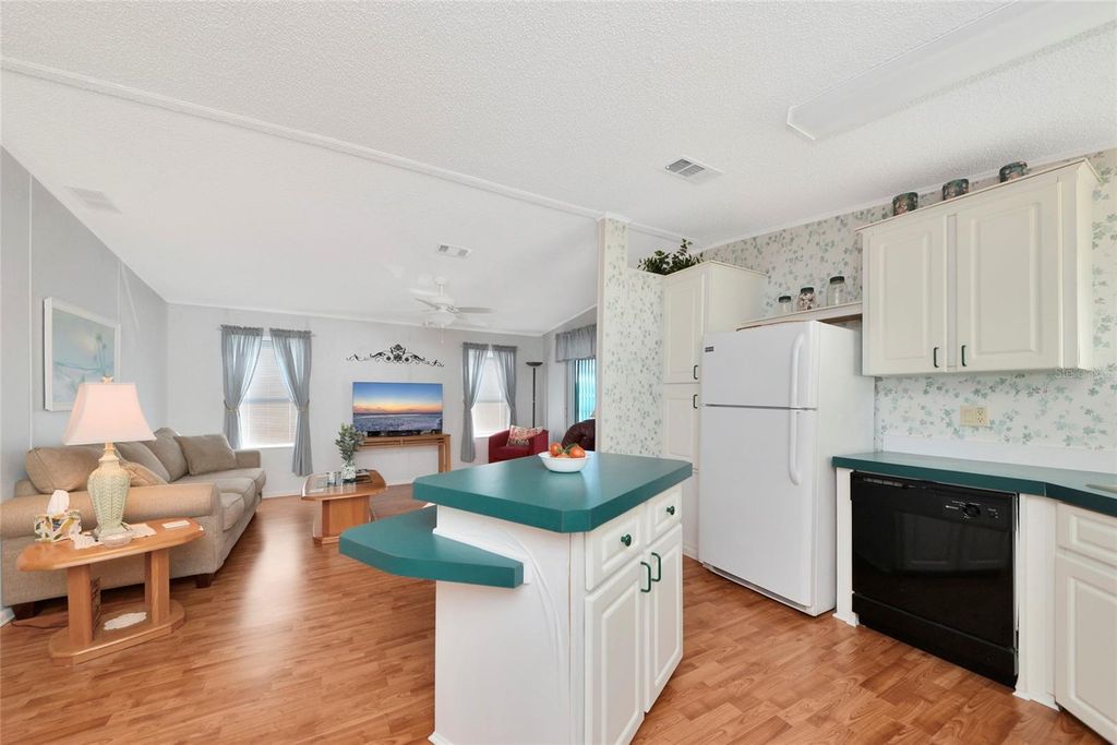 Image 19 of property listing at 804 50TH C AVENUE E, Bradenton, FL 34203