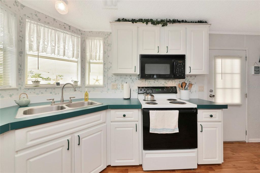 Image 20 of property listing at 804 50TH C AVENUE E, Bradenton, FL 34203