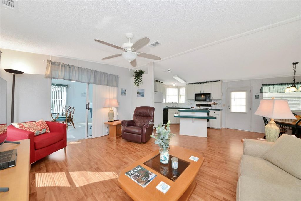 Image 26 of property listing at 804 50TH C AVENUE E, Bradenton, FL 34203