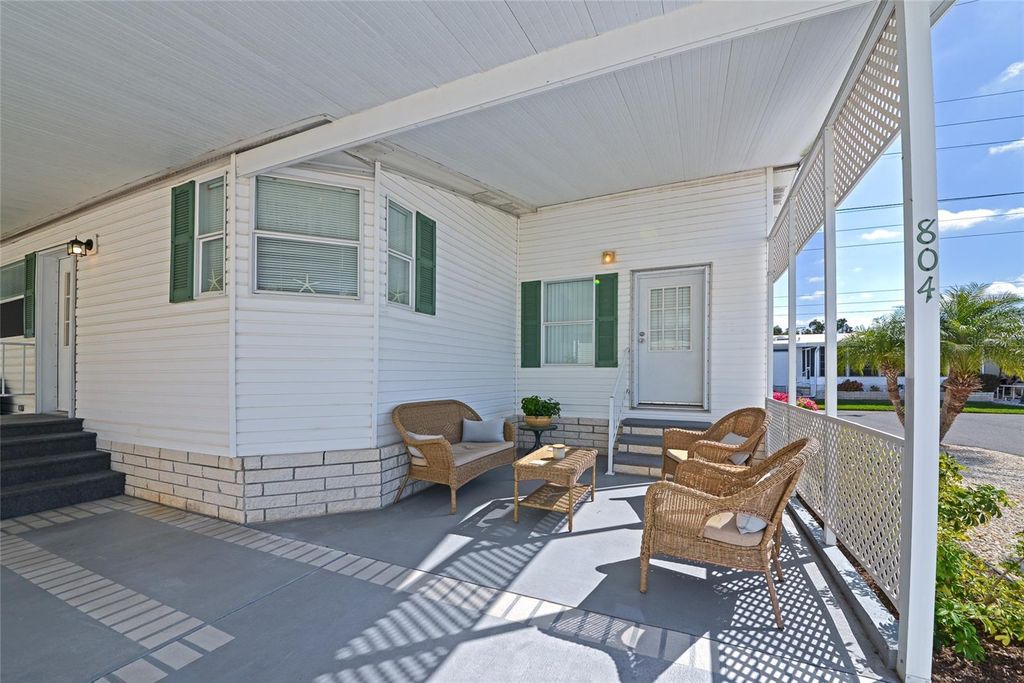 Image 4 of property listing at 804 50TH C AVENUE E, Bradenton, FL 34203