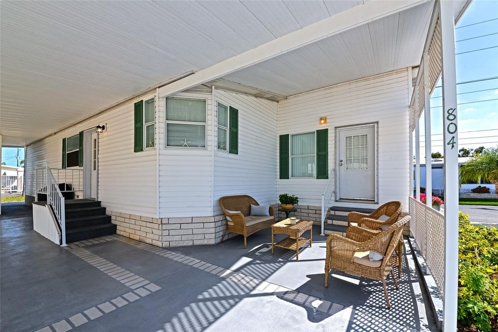 Image 5 of property listing at 804 50TH C AVENUE E, Bradenton, FL 34203