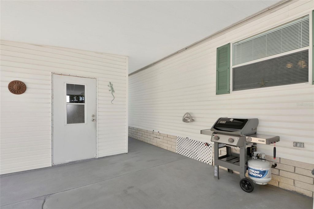 Image 6 of property listing at 804 50TH C AVENUE E, Bradenton, FL 34203