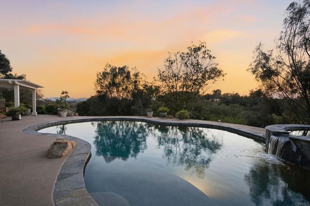 2308 Avenida La Cima, Escondido, CA 92027