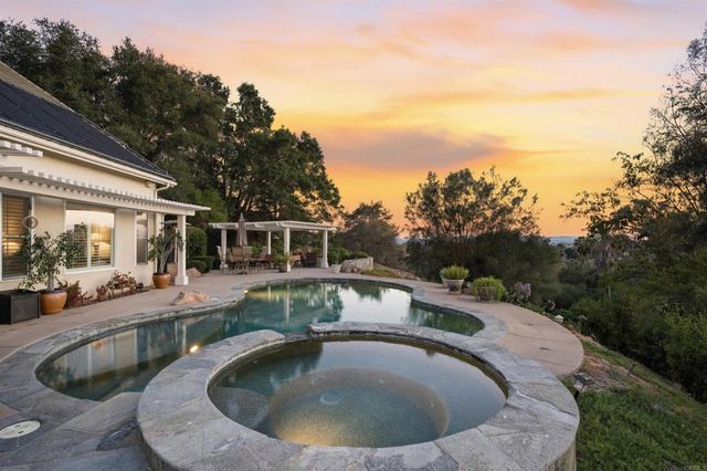 2308 Avenida La Cima, Escondido, CA 92027