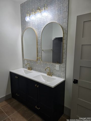 501 W Agarita, San Antonio, TX 78212