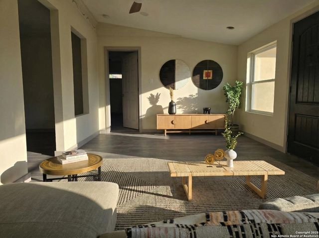 501 W Agarita, San Antonio, TX 78212