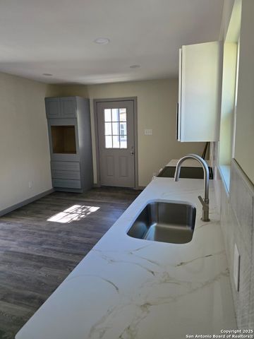 501 W Agarita, San Antonio, TX 78212