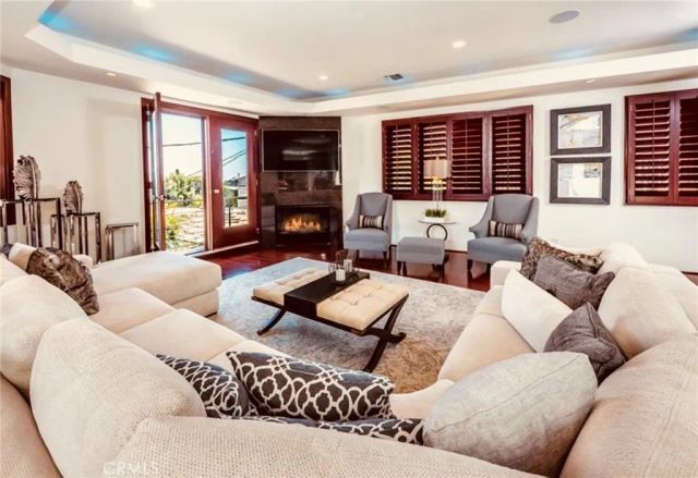 8827 Evanview, Los Angeles, CA 90069