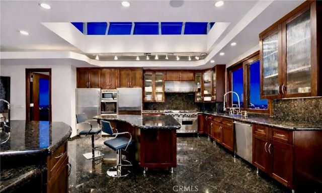 8827 Evanview, Los Angeles, CA 90069