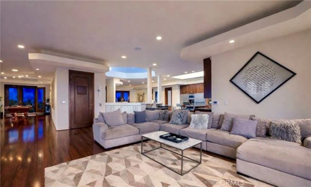 8827 Evanview, Los Angeles, CA 90069