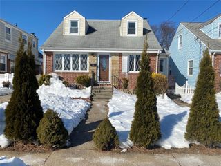 216 Raff Avenue, Mineola, NY 11501