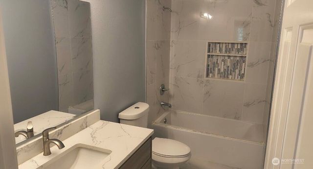 9525 S 221st Place, Kent, WA 98031