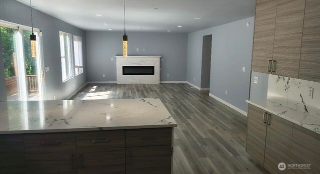 9525 S 221st Place, Kent, WA 98031