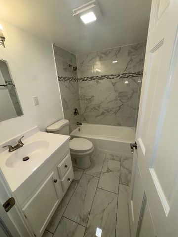 1198 Royal Glen Drive 204E, Glen Ellyn, IL 60137