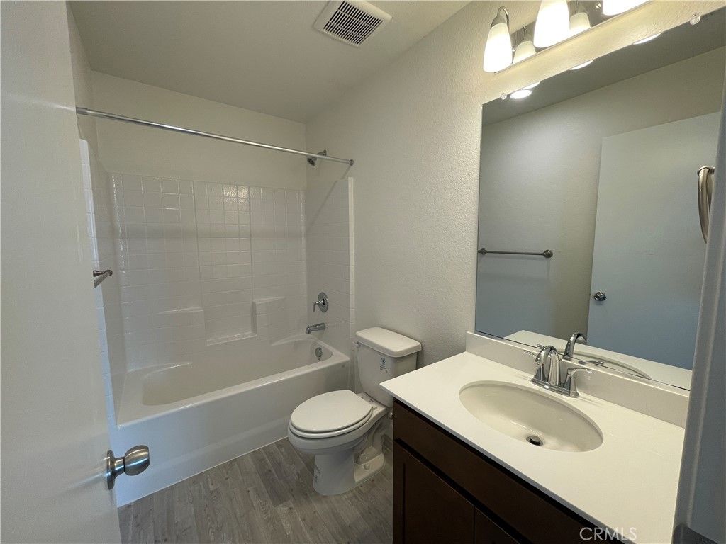 Image 3 of property listing at 708 Stone Ridge East Avenue, Merced, CA 95341