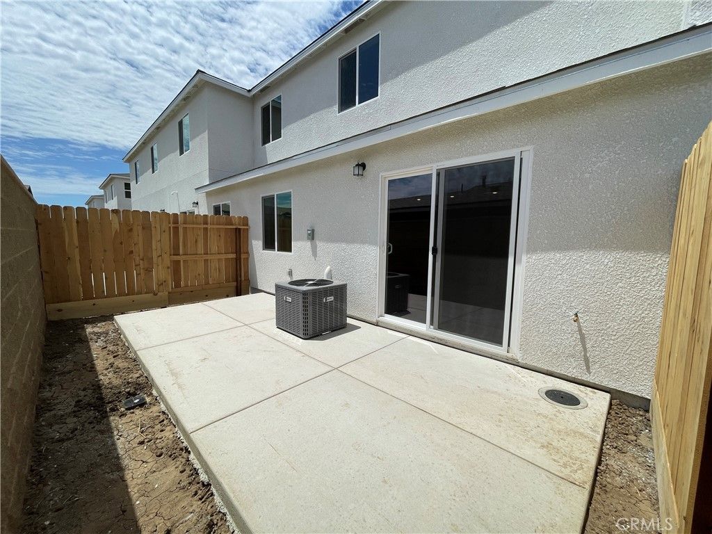 Image 4 of property listing at 708 Stone Ridge East Avenue, Merced, CA 95341