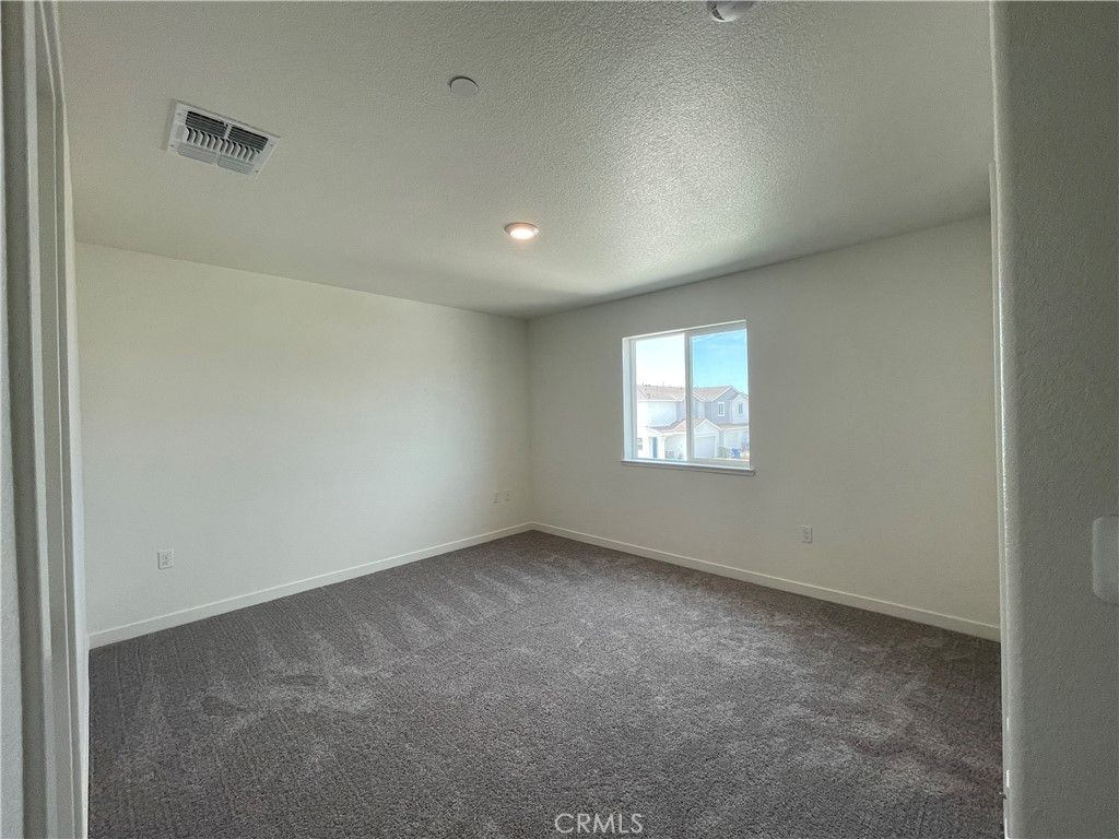 Image 5 of property listing at 708 Stone Ridge East Avenue, Merced, CA 95341