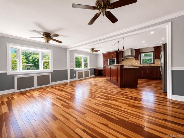 21 Vailshire Circle, Nanuet, NY 10954