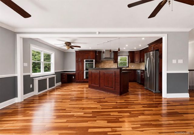 21 Vailshire Circle, Nanuet, NY 10954