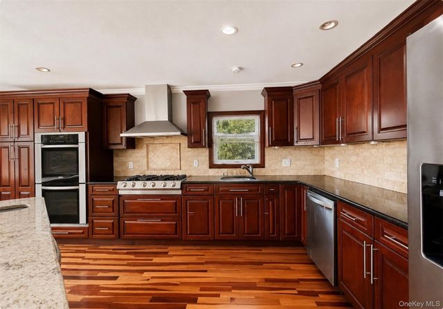 21 Vailshire Circle, Nanuet, NY 10954