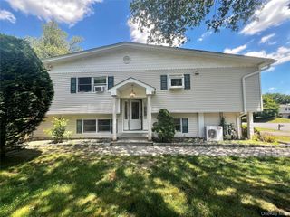 21 Vailshire Circle, Nanuet, NY 10954