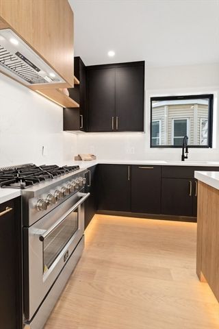 10 Bartlett St 1, Somerville, MA 02145