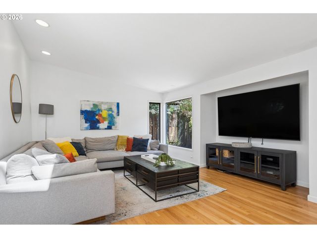 17167 CEDAR Rd, Lake Oswego, OR 97034