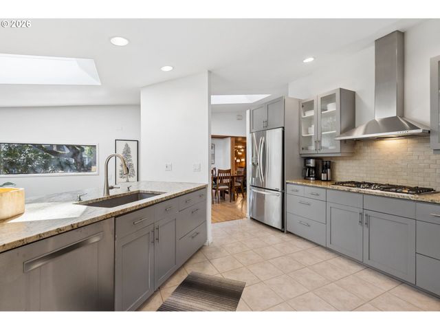17167 CEDAR Rd, Lake Oswego, OR 97034